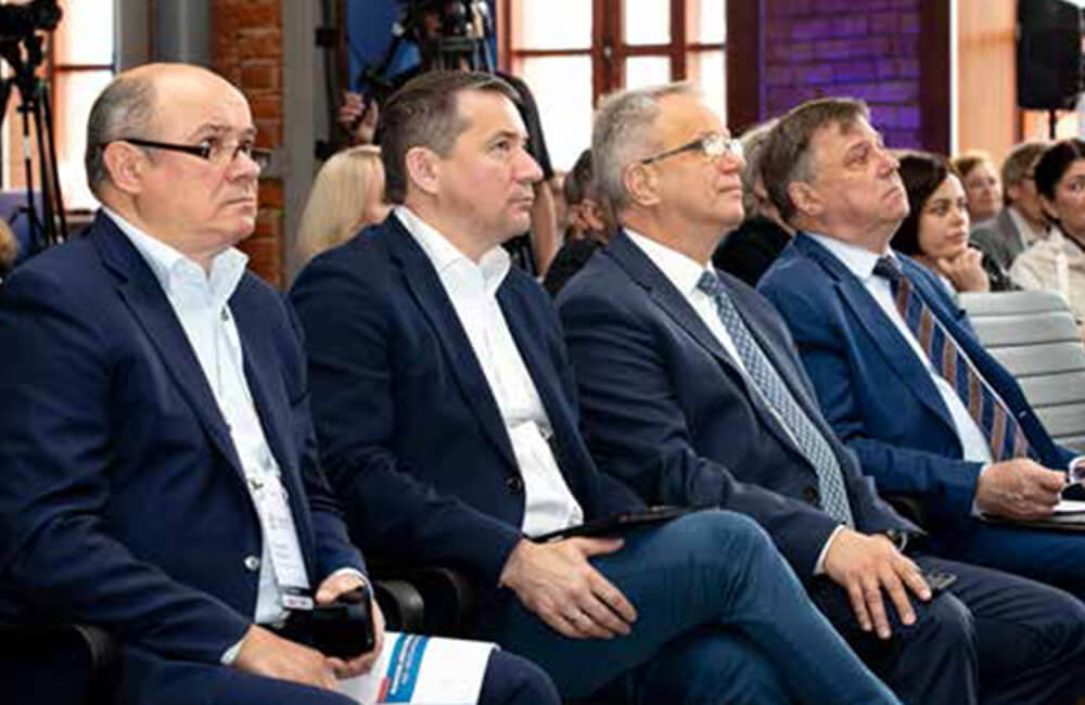 Валерий КАТЬКАЛО, директор Высшей школы бизнеса НИУ ВШЭ, Сергей САРАТОВ, начальник Департамента управления персоналом ОАО «РЖД», Павел БУРЦЕВ, начальник Свердловской железной дороги, и Дмитрий ШАХАНОВ, заместитель генерального директора ОАО «РЖД» Валерий КАТЬКАЛО, директор Высшей школы бизнеса НИУ ВШЭ, Сергей САРАТОВ, начальник Департамента управления персоналом ОАО «РЖД», Павел БУРЦЕВ, начальник Свердловской железной дороги, и Дмитрий ШАХАНОВ, заместитель генерального директора ОАО «РЖД»